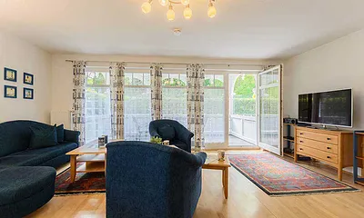 Sitzgruppe und großer Flachbildschirm