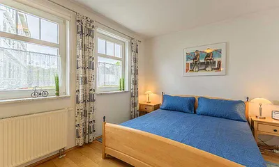 Schlafzimmer mit Doppelbett