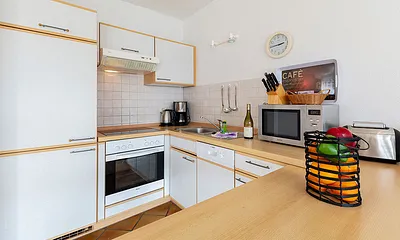 komplett eingerichtete Küche