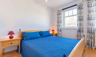 Schlafzimmer mit Doppelbett