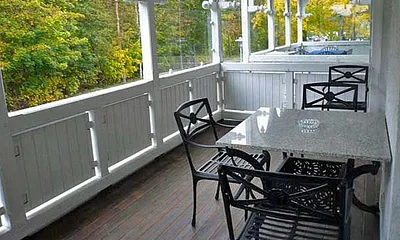 Balkon mit Gartenmöbeln