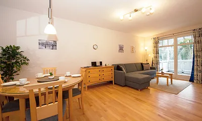 Esstisch und im Hintergrund die Sitzgruppe