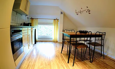 Separate Küche der Wohnung 3 mit Geschirrspüler und Essplatz für 4 Personen