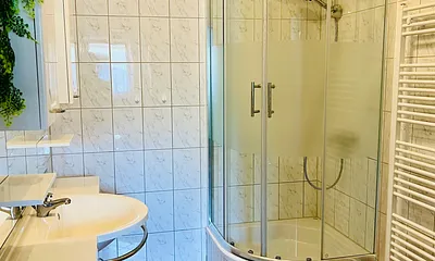 Unser Bad verfügt, wie die gesamte Wohnung, über eine Fußbodenheizung und eine Dusche mit WC.