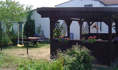 Ein schöner Garten mit Sitzgelegenheiten lädt zum Sonnen oder Grillen ein.