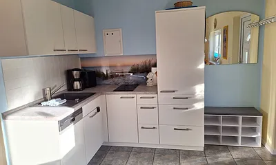 Küche mit Spülmaschine, Kühlschrank mit Gefrierfach, Ceranfeld mit 2 Kochfeldern,Heissluftfritteuse, Kaffeemaschine, Wasserkocher,Toaster 