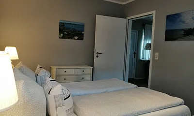 Schlafzimmer mit Doppelbett 