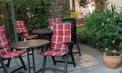 überdachte Sitzmöglichkeit