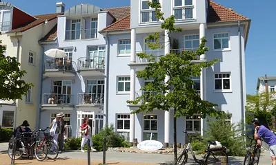 Balkon Nr. 7 im 1. OG unter dem weißen Sonnenschirm