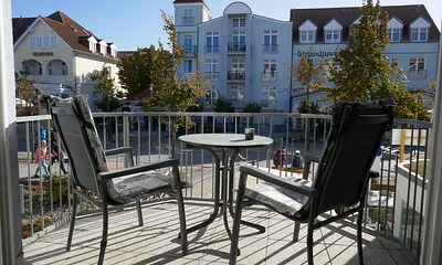 Blick über den Balkon auf die Flaniermeile Strandstraße