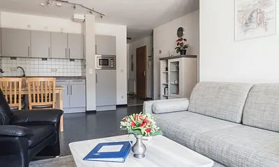 Wohnraum mit Essplatz und Küche