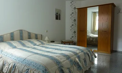 Schlafzimmer von 16 qm, Doppelbett mit getrennten 7 Zonen_Kaltschaummatratzen