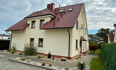 Parkplatz mit Hauseingang rechts