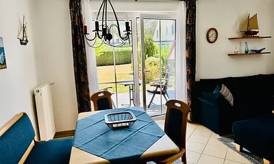 Essplatz mit Blick in den Garten