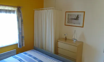 hinter dem Vorhang können u.a.Gepäckstücke versteckt werden