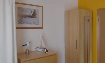 Kleiderschrank und Kommode für die Urlaubsgarderobe