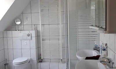  ...sowie Dusche, zwei Waschplätzen und WC