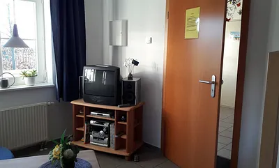 Wohnungstür mit Blick in den Flur