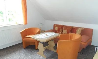Wohnzimmer mit Liegesofa (eventuelle Aufbettung für 2 Personen)