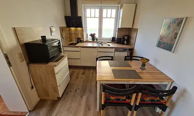 Küche mit Geschirrspüler und Backofen