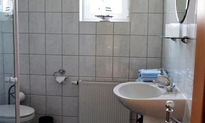 WC mit großer Dusche