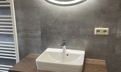 Waschbecken mit Kosmetikspiegel