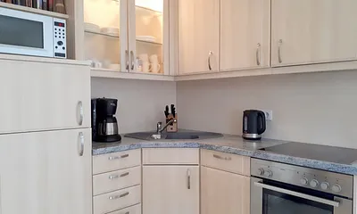 komplett eingerichtete Küche mit Geschirrspüler