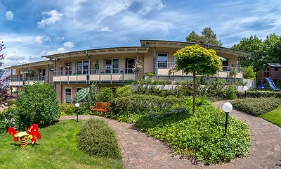 Außenanlage mit Terasse und Balkon