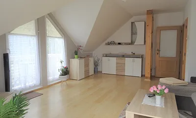 Wohnzimmer mit Balkon