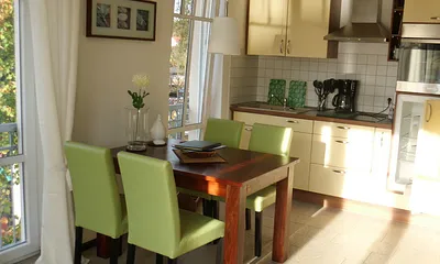 Küchenzeile mit Essgruppe