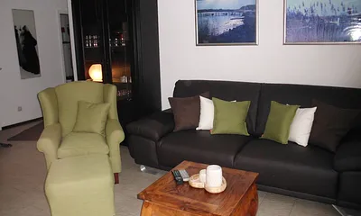 Sitzgruppe sowie Schrank mit Stauraum und ausreichend Gläser