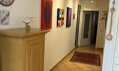 Innen liegender Flur mit Bildergalerie