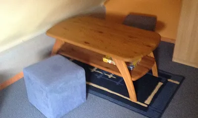 Im oberen Schlafraum gibt es neben den Betten eine Sitzecke für Kinder zum Malen, Basteln, Spielen. 