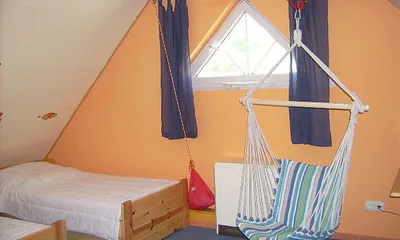 Bei weniger schönem Wetter können sich Kinder auch mit diesem Hänge-Schaukelstuhl beschäftigen. Ferner steht ein kleiner Video-Fernseher mit Filmen wie Heidi, Dschungelbuch und Märchen zur Verfügung.