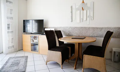 Fernsehschrank und Essecke im Wohnzimmer