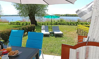 Terrasse mit Gartenmöblen: Strandkorb, Liegen, Sonnenschirme usw.