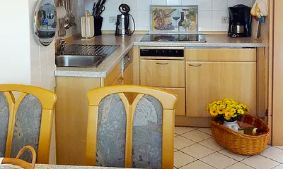 Küche (Spülmaschine, Kombimikrowelle, Cerankochfeld) mit separatem Essplatz