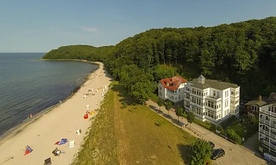 Die Villa Agnes - ein Kleinod der Bäderarchitektur direkt am Strand. Von Mai bis September steht dort ein Strandkorb kostenfrei für Sie bereit.