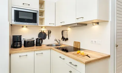 Die schicke Küchenzeile wurde 2015 neu eingebaut. Sie hat u.a. Geschirrspüler und Mikrowelle mit Grillfunktion.