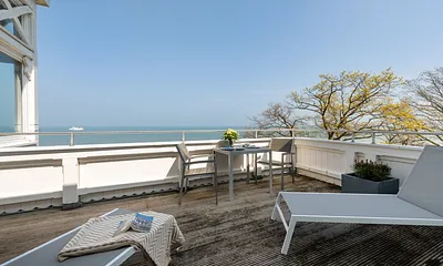 ... haben Sie einen wunderbaren Blick auf den Strand, die Ostsee und die Binzer Bucht sowie die Kreidefelsen von Saßnitz.