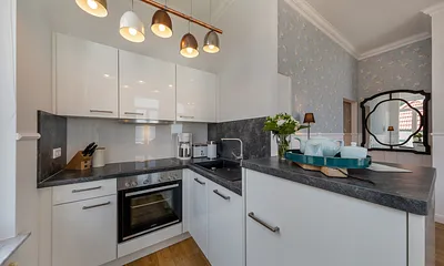 Die schicke Küchenzeile ist komplett ausgestattet mit Backofen ...