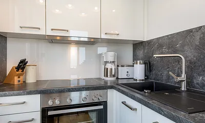 ... Geschirrspüler, Kühlschrank mit Gefrierfach, Handmixer, Geschirr usw.