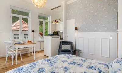 Alle Fenster und die Balkontür sind mit Verdunkelungsrollos (innen) ausgerüstet.