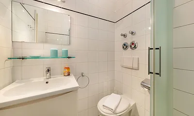 Hier der Blick in das weiße Bad ...