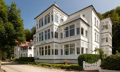 Die Villa Agnes liegt direkt am feinen weißen Badestrand von Binz. Sie sehen Ihre Loggia rechts im Bild im Hochparterre.