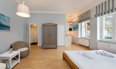 Hier der Blick vom Schlafbereich zur Küchenzeile.