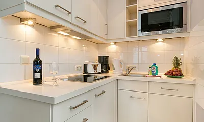 Hier im Bild die Küchenzeile mit Geschirrspüler, 4-Platten-Cerankochfeld etc. 