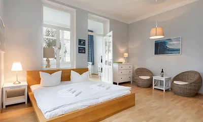 Ein Parkplatz am Haus ist kostenfrei verfügbar.