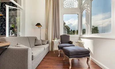 Die große Loggia mit bequemer Wohn- und Leseecke bietet Ihnen einen wunderbaren Meerblick.