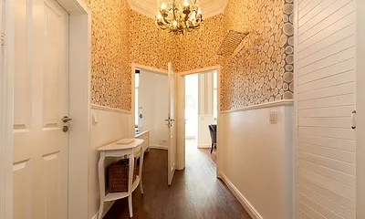 Hier ein Blick in das edle Entree. Ein Picknickkorb mit Geschirr etc. steht für Ihren Strandausflug bereit.